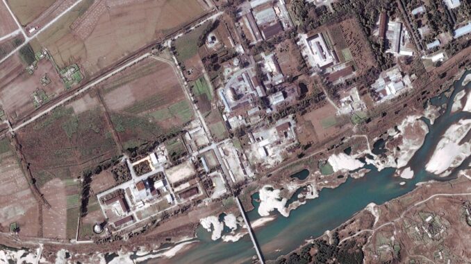 Un imagen captada por el satélite DigitalGlobe, fechada en el 29 de septiembre de 2004, muestra el complejo nuclear de Yongbyon, a unos 100 kilómetros al norte de Pyongyang. EFE/ SOLO USO EDITORIAL [MANDATORY CREDIT EDITORIAL USE ONLY]
