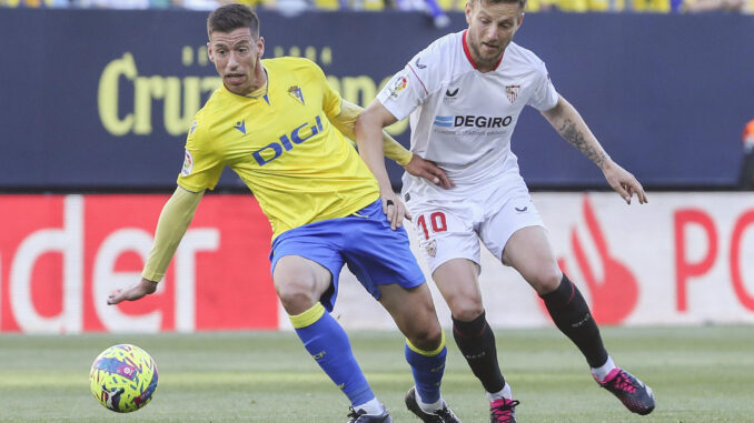 El defensa del Cádiz, Rubén Alcaraz (i), disputa el balón ante el centrocampista croata del Sevilla, Ivan Rakitic, en una foto de archivo. EFE/Román Ríos.
