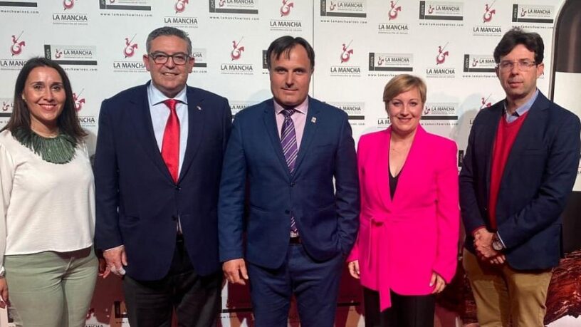 Sonia González entrega el premio solidario DO a Alberto Herrera