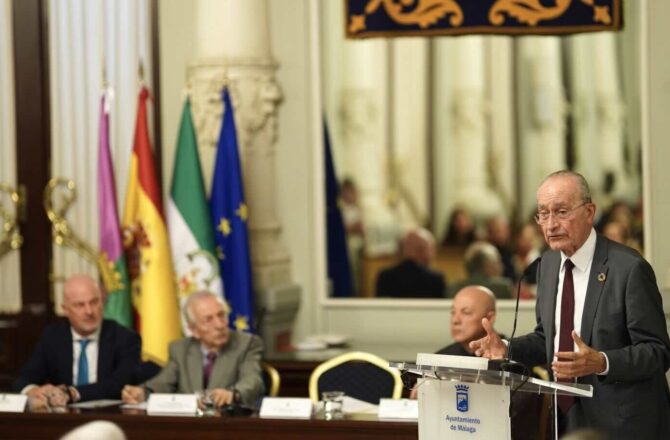 El alcalde de Málaga, Francisco De la Torre, durante su intervención en el centenario.