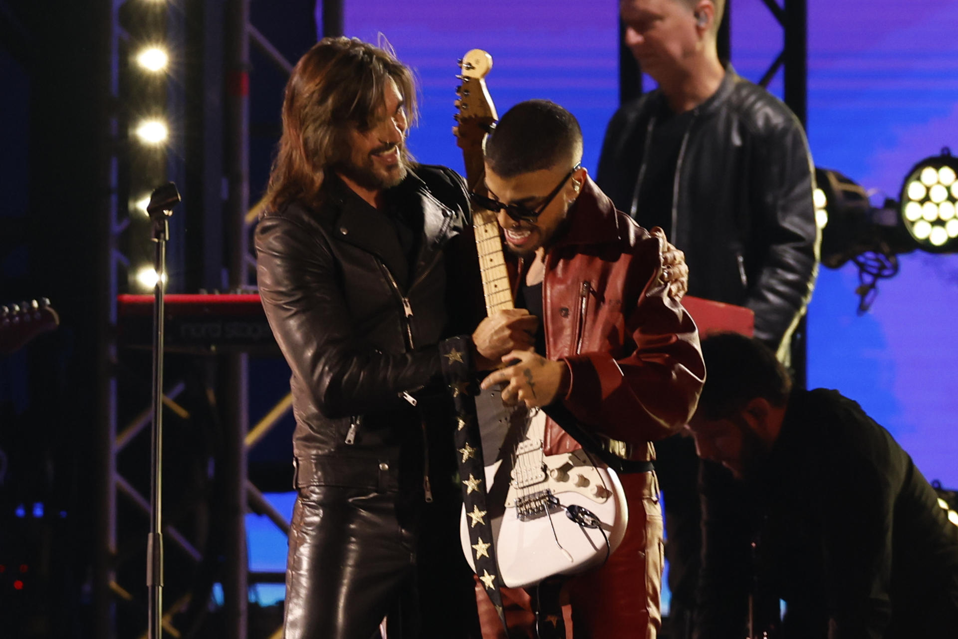 El colombiano Juanes (i) y el portorriqueño Rauw Alejandro durante su actuación en la gala anual de los Latin Grammy, celebrada este jueves en Sevilla. EFE/Julio Muñoz
