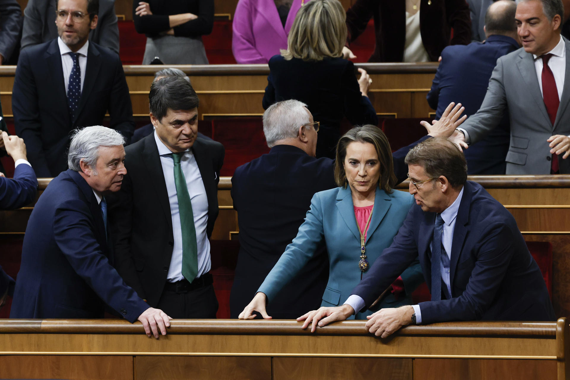 MADRID, 29/11/2023.- El líder del PP Alberto Núñez Feijóo (d) conversa con Cuca Gamarra (2d) antes del comienzo de la solemne apertura de la XV Legislatura, en una sesión conjunta de las Cortes Generales que se celebra en el Congreso y donde el rey pronunciará un discurso ante el nuevo Gobierno de Pedro Sánchez y los diputados y senadores elegidos el pasado 23 de julio. EFE/ J.j.guillen
