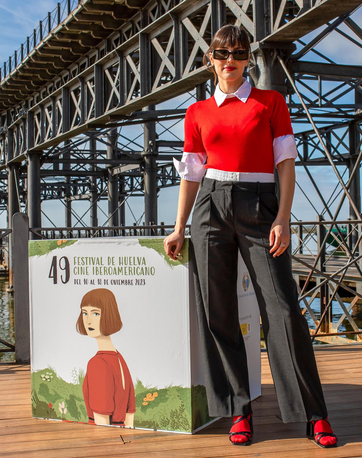 Natalia de Molina, Premio Luz de la 49 edición del Festival de Cine Iberoamericano de Huelva, posa para EFE en el Muelle de la Compañía Riotinto de Huelva, este viernes cuando se inaugura el Festival de Huelva Cine Iberoamericano, dando el pistoletazo de salida a una intensa semana de cine gracias a la programación de 110 títulos, con una gala inaugural que tendrá como protagonista a la actriz y a los hermanos Álvarez Quintero con la proyección de la cinta 'Sembrando sueños'. EFE/Julián Pérez
