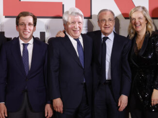 Los presidentes del Real Madrid, Florentino Pérez (2d), y del Atlético de Madrid, Enrique Cerezo (2i), junto al alcalde de Madrid, José Luis Martínez-Almeida (i), durante la presentación del libro "Cerezo 75 miradas y más para 75 años", este jueves en Madrid. EFE/ Juanjo Martín