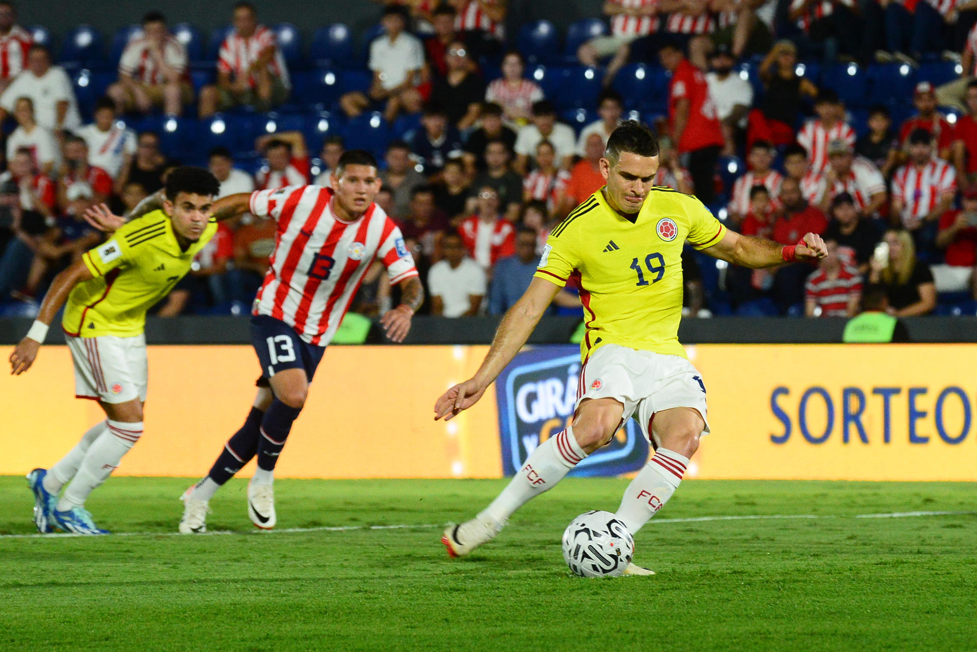 Rafael Santos Borré de Colombia patea un penalti este 21 de noviembre de 2023, en un partido de las Eliminatorias Sudamericanas para la Copa Mundo de Fútbol 2026 entre Paraguay y Colombia. EFE/ Daniel Piris
