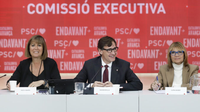 El primer secretario del PSC, Salvador Illa; la vicepresidenta del partido, Núria Marín (i); y la presidenta de la Diputación de Barcelona, Llüisa Moret (d), este lunes durante la reunión extraordinaria de la comisión ejecutiva del PSC. EFE/Andreu Dalmau
