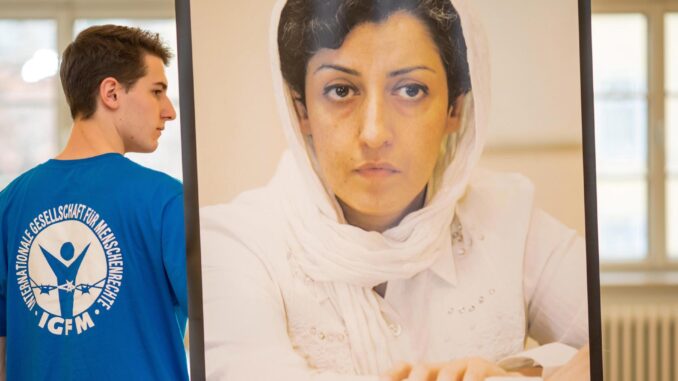 Imagen de archivo de un cartel con una foto de Narges Mohammadi. EFE/EPA/ARIFOTO UG
