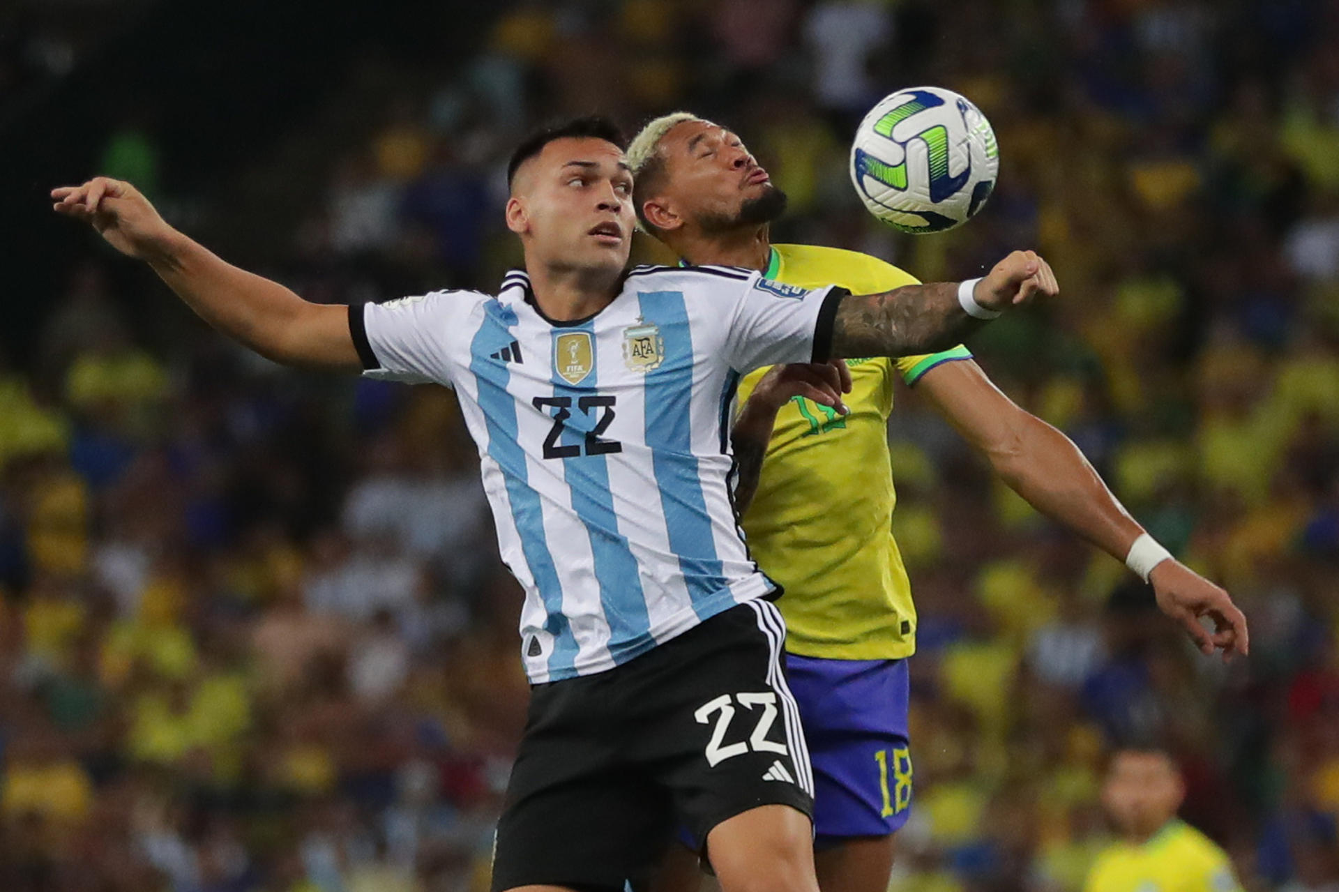 Joelinton (d) de Brasil disputa el balón con Lautaro Martínez de Argentina hoy, en un partido de las eliminatorias para la Copa Mundo de Fútbol de 2026 entre Brasil y Argentina en el estadio Maracaná en Río de Janeiro (Brasil). EFE/ Andre Coelho
