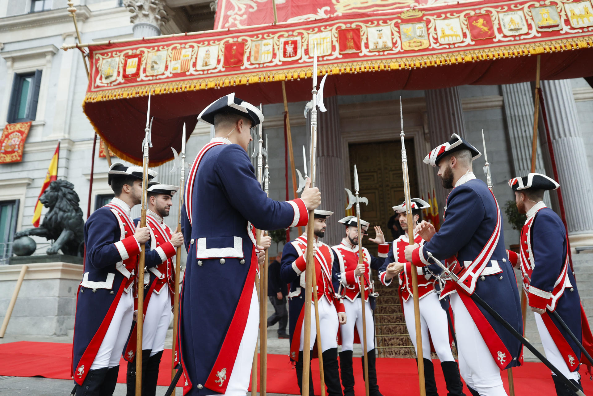 Miembros de la Guardia Real a las puertas del Congreso de los Diputados engalanado para la ceremonia de apertura de legislatura, este miércoles. EFE/ Mariscal
