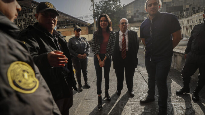 Fotografía que muestra a la excandidata a diputada del Movimiento Semilla Marcela Blanco (i) junto al profesor universitario Eduardo Velásquez (c) y al estudiante Javier de León (d), previo a una audiencia en su contra, hoy, en Ciudad de Guatemala (Guatemala). EFE/David Toro
