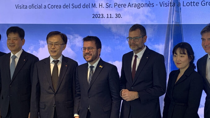 El presidente de la Generalitat, Pere Aragonès, dijo hoy en Seúl que impulsará un plan económico para que Cataluña tenga aún más presencia en Corea del Sur, coincidiendo con su visita a la sede de Lotte Energy Materials, que invertirá 400 millones de euros en una planta en Tarragona. EFE/Andrés Sánchez Braun
