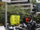 Miembros de los cuerpos de bomberos permanecen en el número 1 de la calle Almagro de Madrid, donde este jueves una mujer joven ha fallecido tras caerle un árbol encima a causa de las fuertes rachas de viento. EFE/ Rodrigo Jimenez