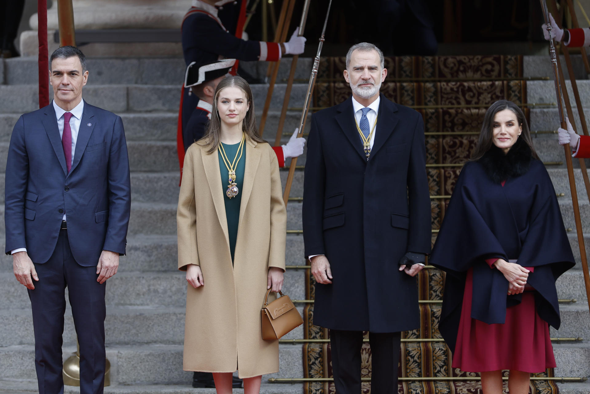 Los reyes Felipe y Letizia junto a la princesa de Asturias, Leonor, y el presidente del Gobierno, Pedro Sánchez (i) a su llegada a la solemne apertura de la XV Legislatura, en una sesión conjunta de las Cortes Generales que se celebra en el Congreso y donde el rey pronunciará un discurso ante el nuevo Gobierno de Pedro Sánchez y los diputados y senadores elegidos el pasado 23 de julio. EFE/Mariscal
