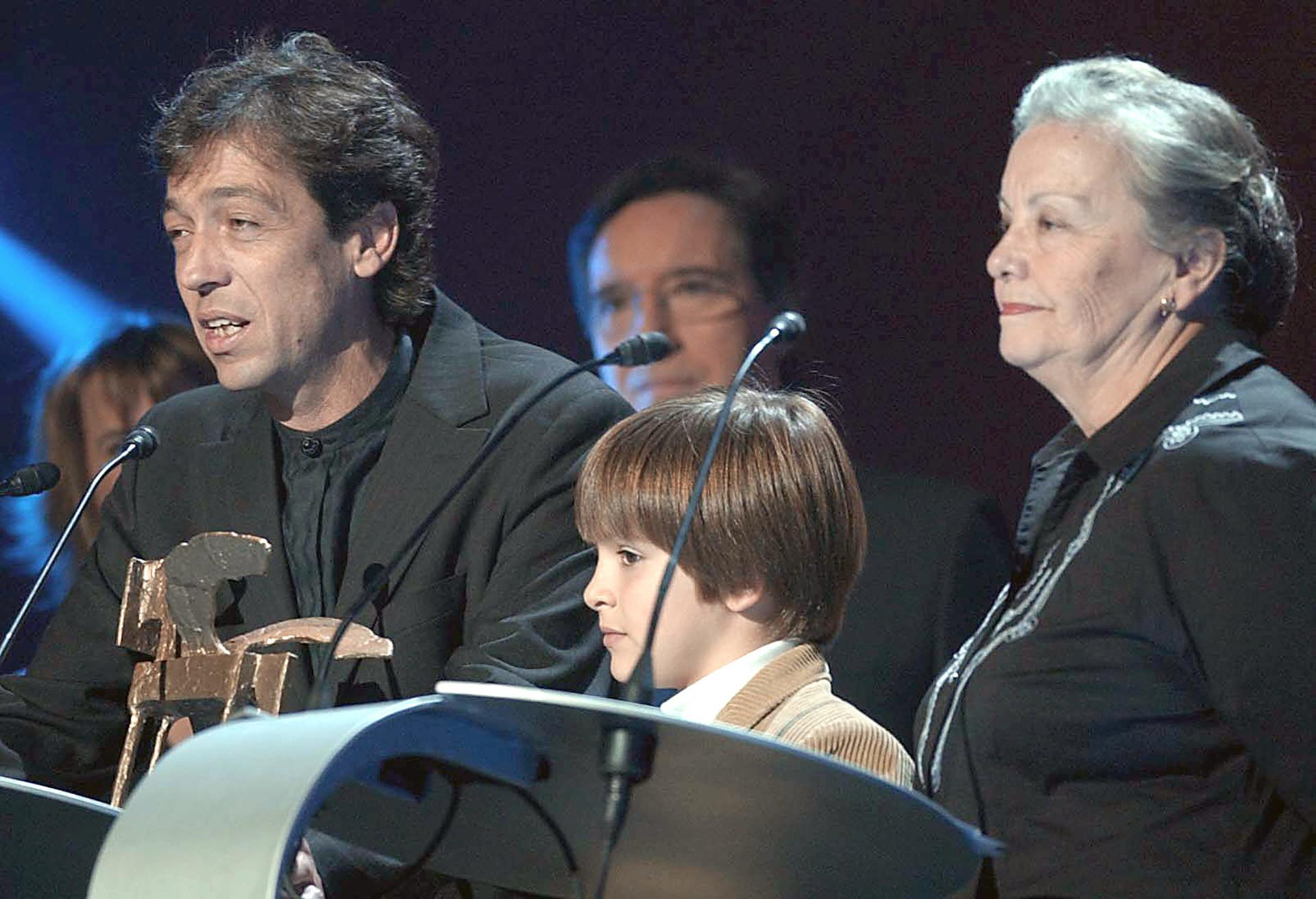 La actriz María Galiana y el joven actor Ricardo Gómez (c), junto al productor de "Cuéntame como pasó"; Miguel Angel Bernardeau, tras recibir el premio Ondas a la mejor serie de televisión en 2003. EFE/ALBERT OLIVE
