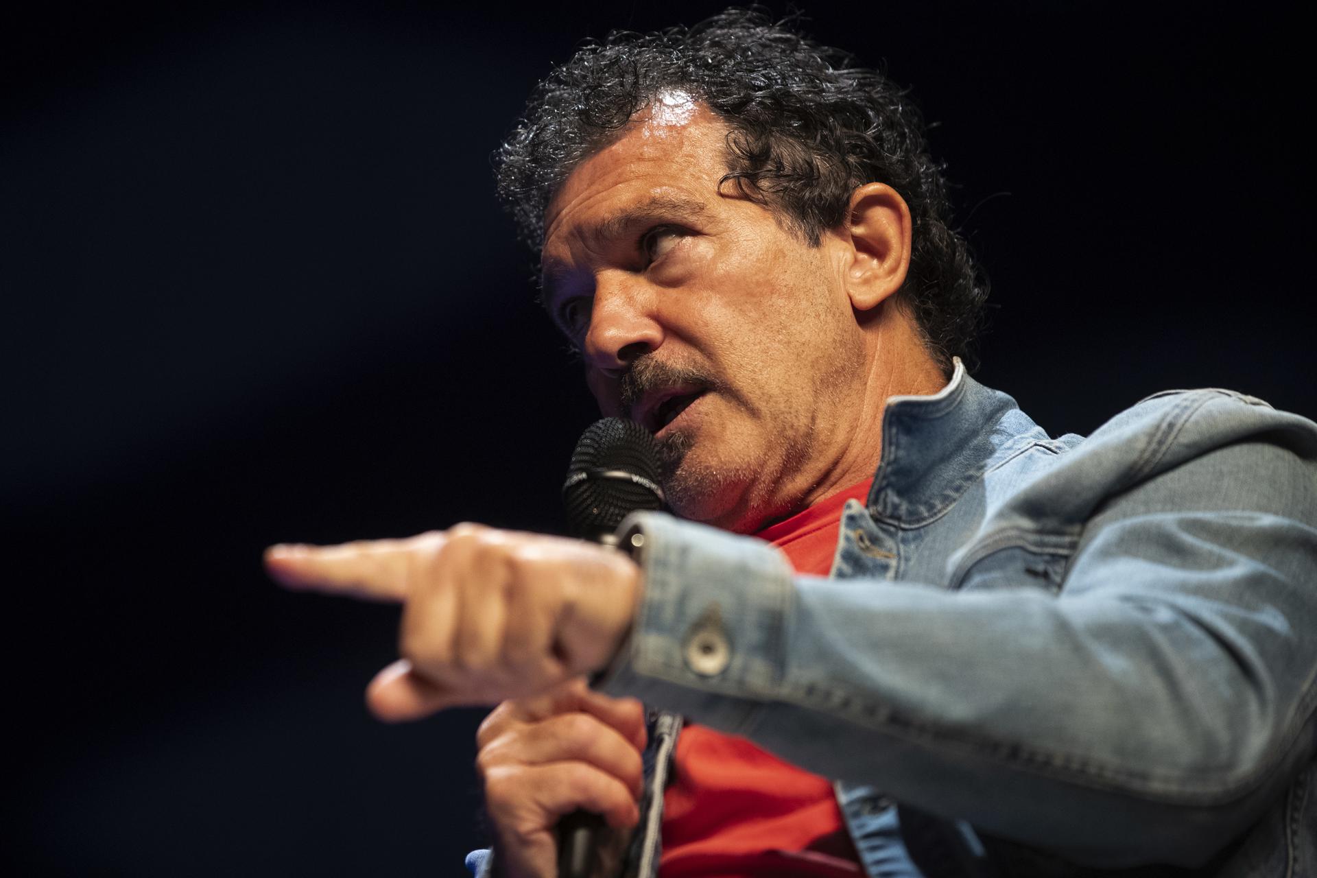 El director del Teatro del Soho Caixabank, Antonio Banderas, durante el encuentro que ha realizado con jóvenes para hablar de teatro, cultura y de la formación en las artes escénicas, este viernes en Málaga. EFE/Jorge Zapata
