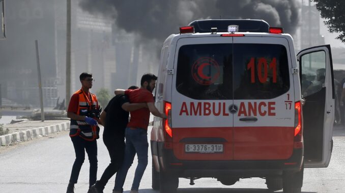 Imagen de una ambulancia en Gaza en una foto del 13/10/2023. EFE/EPA/ALAA BADARNEH
