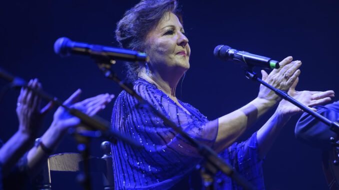 La cantaora Carmen Linares ha sido la encargada de abrir el espectáculo "El flamenco es universal", este lunes en la Plaza de España de Sevilla. EFE/Raúl Caro
