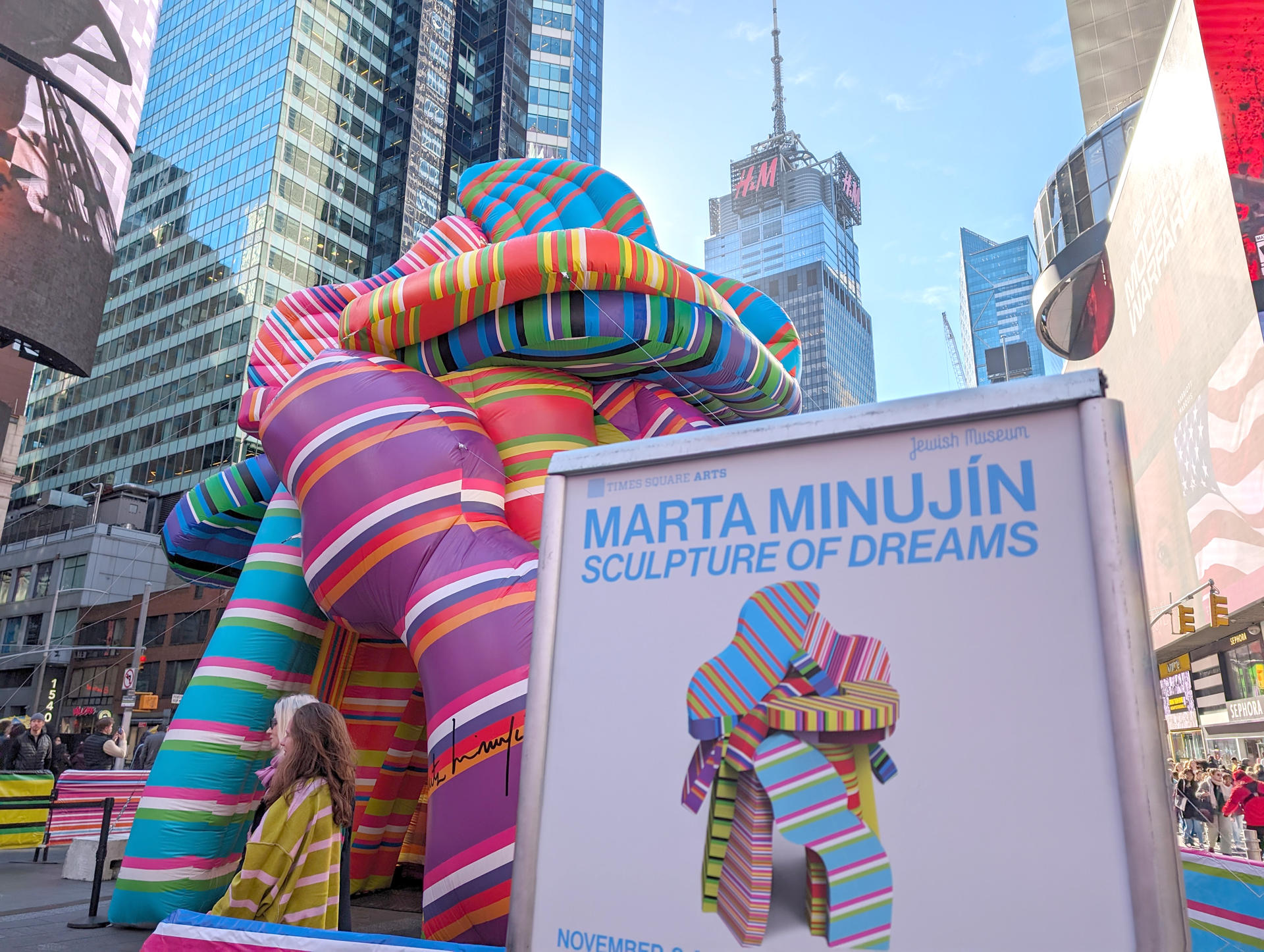 Fotografía de la obra "La escuela de los sueños", una escultura inflable de 9 metros de la artista argentina Marta Minujín en la plaza de Times Square en Nueva York (Estados Unidos).EFE/Sarah Yáñez-Richards
