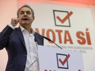 El expresidente del Gobierno José Luis Rodríguez Zapatero participa, junto a los responsables provinciales del PSPV, en el acto “Vota Sí. Por un Gobierno Progresista y una España Plural”, aplazado ayer por el viento. EFE/ Juan Carlos Cárdenas