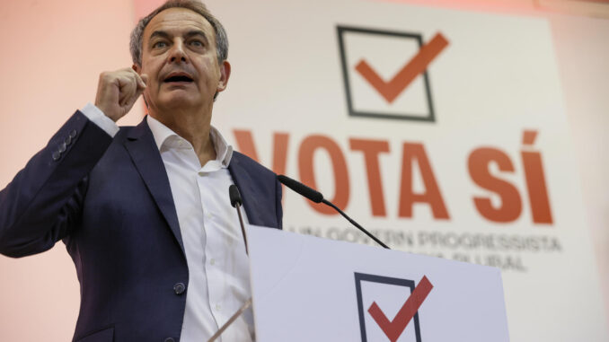 El expresidente del Gobierno José Luis Rodríguez Zapatero participa, junto a los responsables provinciales del PSPV, en el acto “Vota Sí. Por un Gobierno Progresista y una España Plural”, aplazado ayer por el viento. EFE/ Juan Carlos Cárdenas
