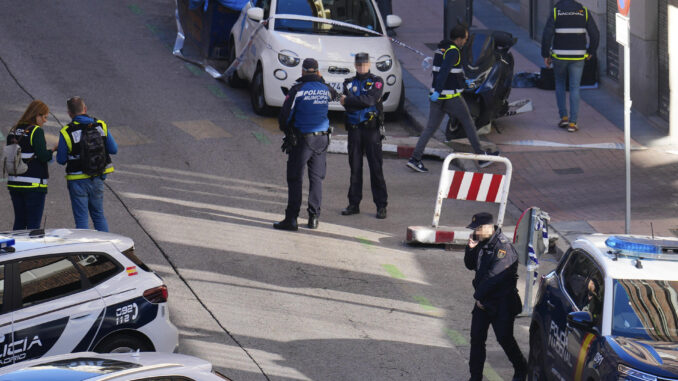 La Policía investiga en el lugar donde el político Alejo Vidal-Quadras, que fue vicepresidente del Parlamento Europeo y presidente de Partido Popular (PP) en Cataluña, recibió un disparo en la cara en la calle Núñez de Balboa de Madrid. EFE/Borja Sánchez-Trillo
