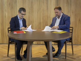 El ministro de la Presidencia y miembro de la Comisión Ejecutiva Federal y de la comisión negociadora del PSOE, Félix Bolaños (i), y el presidente de ERC, Oriol Junqueras, en una reunión para sellar un acuerdo que garantiza el apoyo de los republicanos a la investidura de Pedro Sánchez este jueves en Barcelona. Así lo han confirmado ambos partidos en un comunicado conjunto, en el que explican que Bolaños y Junqueras han mantenido una reunión en Barcelona este jueves, en la que han suscrito el acuerdo al que han llegado ambas formaciones políticas. EFE/ Jordi Play PSC SOLO USO EDITORIAL SOLO DISPONIBLE PARA ILUSTRAR LA NOTICIA QUE ACOMPAÑA (CRÉDITO OBLIGATORIO)