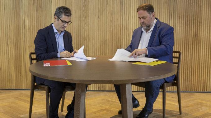 El ministro de la Presidencia y miembro de la Comisión Ejecutiva Federal y de la comisión negociadora del PSOE, Félix Bolaños (i), y el presidente de ERC, Oriol Junqueras, en una reunión para sellar un acuerdo que garantiza el apoyo de los republicanos a la investidura de Pedro Sánchez este jueves en Barcelona. Así lo han confirmado ambos partidos en un comunicado conjunto, en el que explican que Bolaños y Junqueras han mantenido una reunión en Barcelona este jueves, en la que han suscrito el acuerdo al que han llegado ambas formaciones políticas. EFE/ Jordi Play PSC SOLO USO EDITORIAL SOLO DISPONIBLE PARA ILUSTRAR LA NOTICIA QUE ACOMPAÑA (CRÉDITO OBLIGATORIO)
