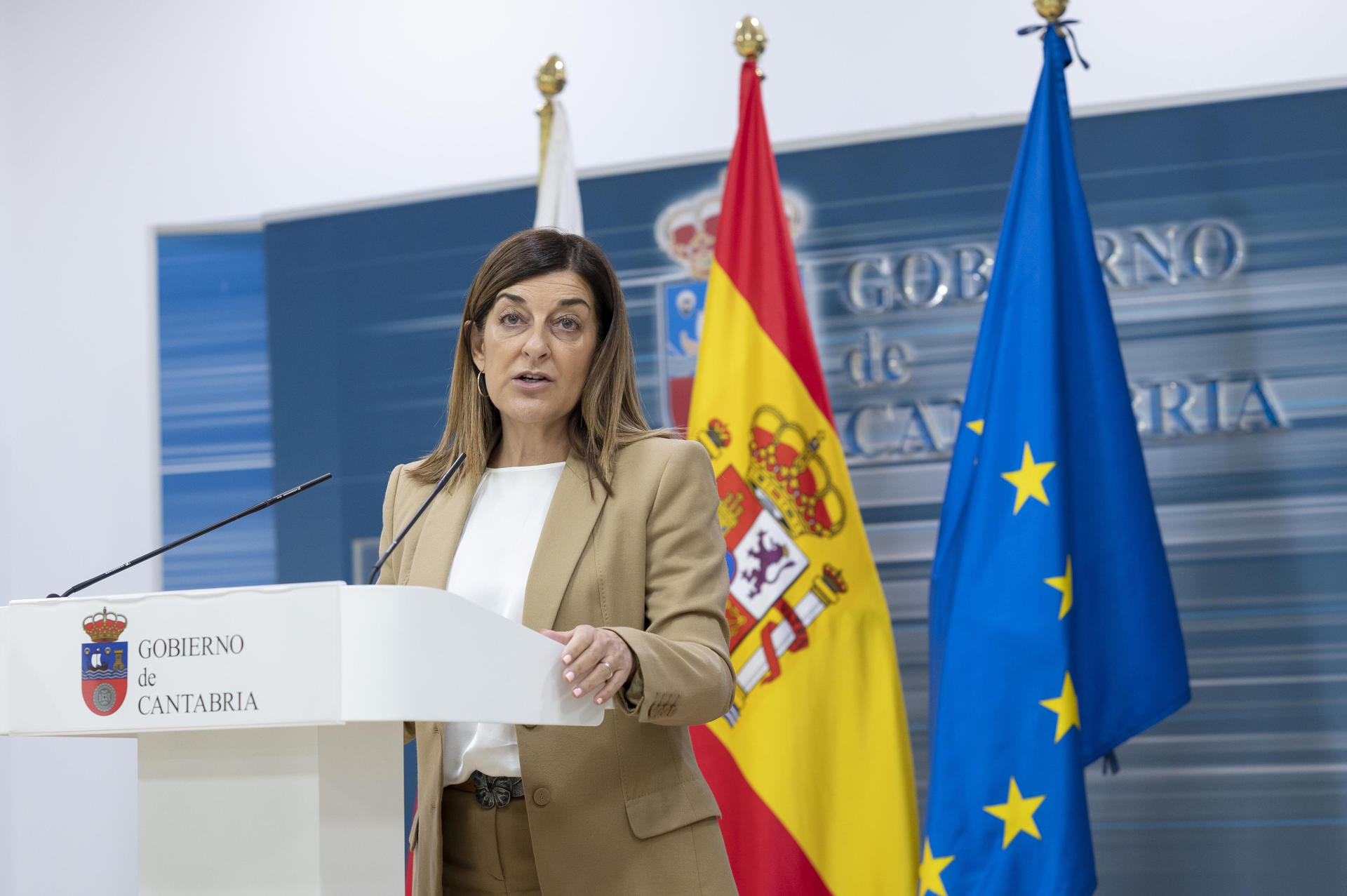 La presidenta de Cantabria, María José Sáenz de Buruaga (PP), realiza una declaración institucional con motivo del acuerdo firmado entre el PSOE y (Junts JxCat), este viernes en Santander. EFE/Pedro Puente Hoyos
