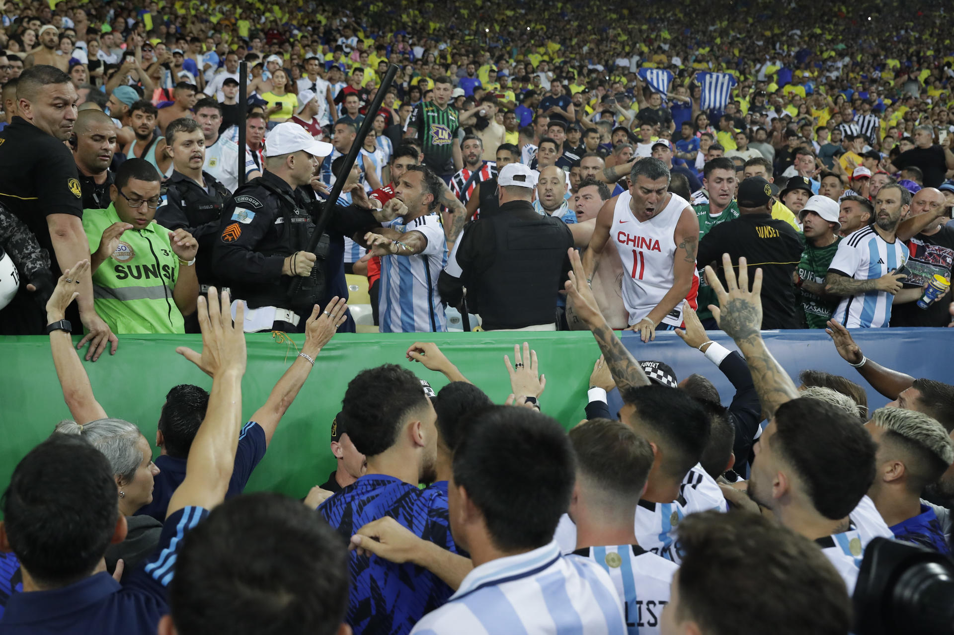 Jugadores (abajo) de Argentina intentan controlar disturbios entre hinchas de Brasil y de Argentina hoy, en un partido de las eliminatorias para la Copa Mundo de Fútbol de 2026 entre Brasil y Argentina en el estadio Maracaná en Río de Janeiro (Brasil). EFE/ Andre Coelho
