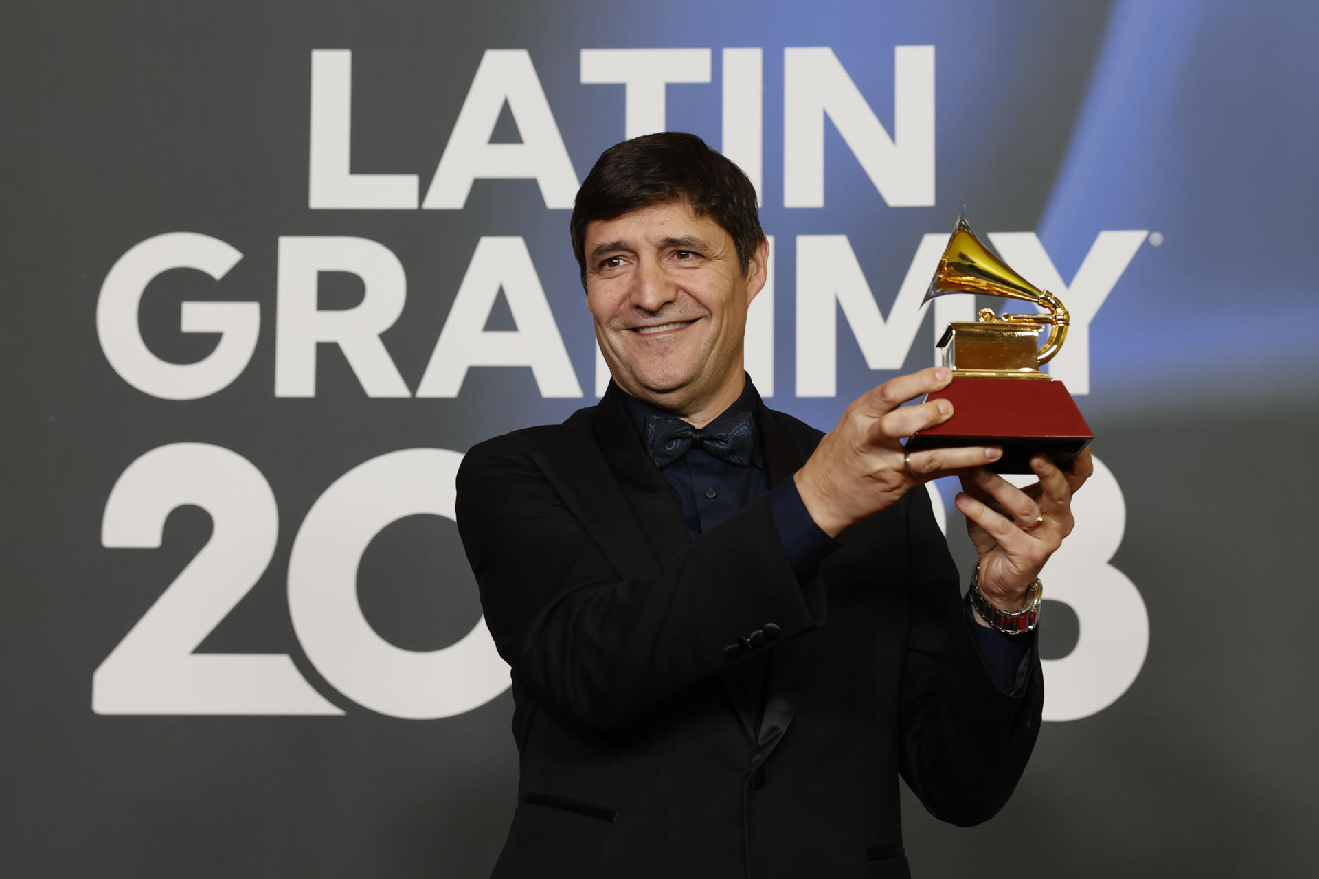 El cantante español Marcos Vidal posa con el premio al Mejor Álbum Cristiano en Lengua Española, durante la gala anual de los Latin Grammy que se celebra este jueves en Sevilla. EFE/Jose Manuel Vidal
