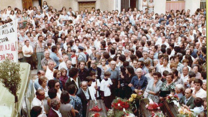 Celebración de entierro en Cervera del Río Alhama (La Rioja), en 1978, de victimas del franquismo cuyos restos habían sido previamente exhumados, en una imagen incluida en el estudio "Remover cielo y tierra. Las Exhumaciones de víctimas del franquismo en los años 70 y 80", -algunas incluso durante los últimos años de la dictadura, de manera clandestina-, antes de la entrada en vigor de las leyes de Memoria Histórica, efectuado por la historiadora Zoé de Kerangat (Toulouse, 1989), profesora de Historia Contemporánea de la Universidad de Educación a Distancia (UNED). EFE/ Zoé De Kerangat SOLO USO EDITORIAL/SOLO DISPONIBLE PARA ILUSTRAR LA NOTICIA QUE ACOMPAÑA (CRÉDITO OBLIGATORIO)
