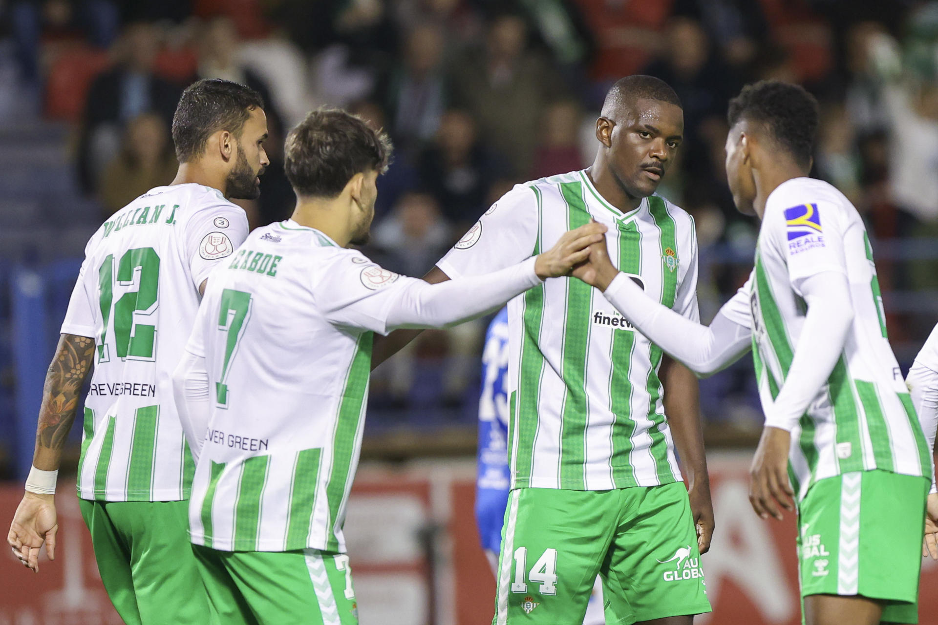 El delantero marroquí del Real Betis Ez Abde (2-i) celebra con sus compañeros tras marcar su segundo gol durante el encuentro de la Copa del Rey en el que el CD Hernán Cortés, equipo que milita en la Primera División Extremeña, se enfrenta al Real Betis Balompié en la primera ronda de la Copa del Rey en Almendralejo (Badajoz), este miércoles. EFE/ Jero Morales
