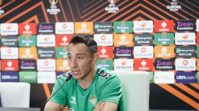 El jugador del Betis Andrés Guardado durante la rueda de prensa tras el entrenamiento de la plantilla realizado este miércoles previo al partido ante el Aris Limassol chipriota. EFE/José Manuel Vidal
