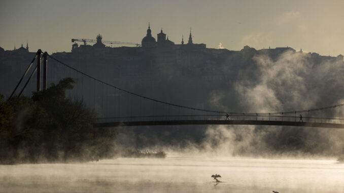 Vista de La niebla sobre el río Tajo esta mañana. EFE/Ismael Herrero
