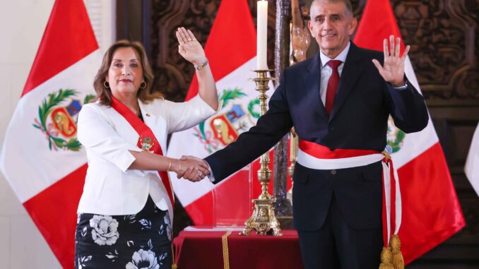 Fotografía cedida por la Presidencia de Perú de la mandataria, Dina Boluarte, durante el acto de nombramiento del general (r) de la Policía Víctor Torres Falcón como nuevo ministro del Interior, hoy, en Lima (Perú). EFE/Presidencia del Perú
