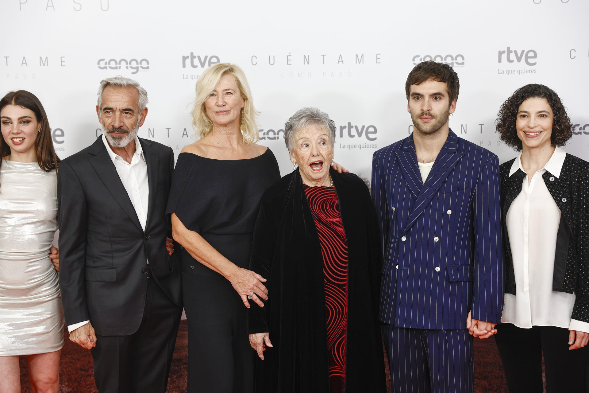 Los miembros del reparto de la serie televisiva 'Cuéntame cómo pasó' posan este martes durante el pase gráfico del preestreno del último capítulo de la temporada 23 de la serie en los Cines Callao de Madrid. EFE/ Rodrigo Jiménez
