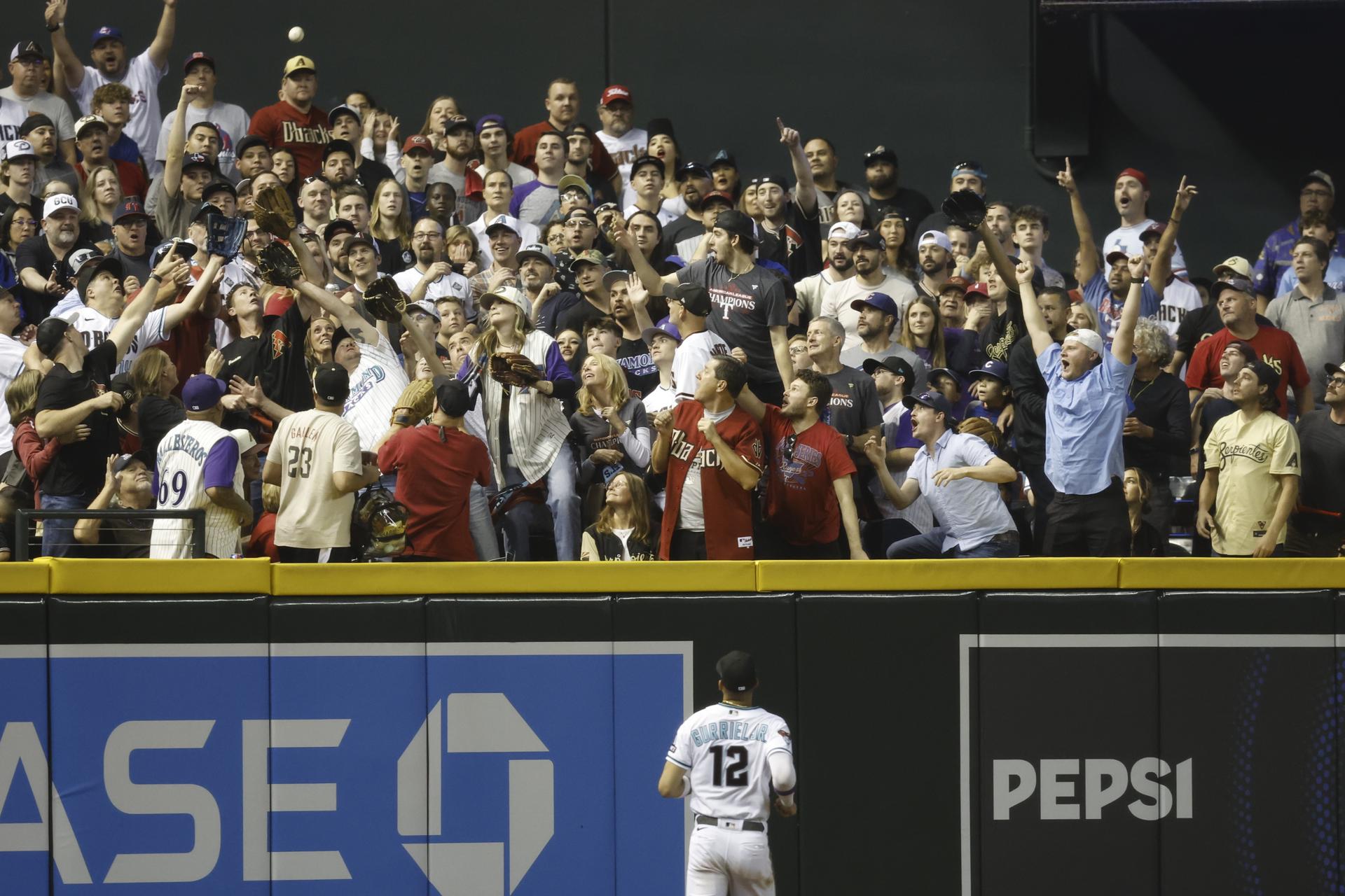 El home run del jugador de los Texas Rangers Leody Taveras, este 1 de noviembre de 2023. EFE/EPA/John G. Mabanglo
