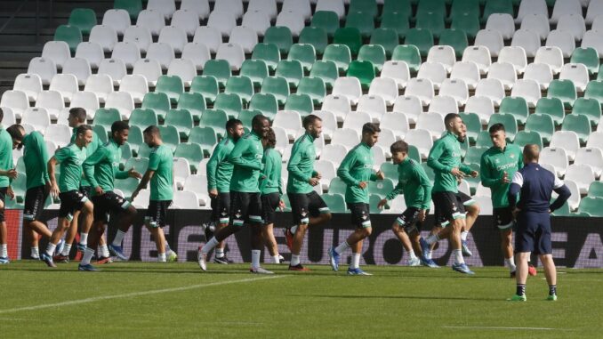 La plantilla del Betis durante el entrenamiento realizado este miércoles previo al partido de vuelta de la Liga Europa que disputará mañana jueves contra el equipo chipriota Aris Limassol en el grupo C en la cuarta jornada de la fase de grupos de la UEFA Europa League 2023/2024 en el Estadio Benito Villamarín (Sevilla). EFE/José Manuel Vidal
