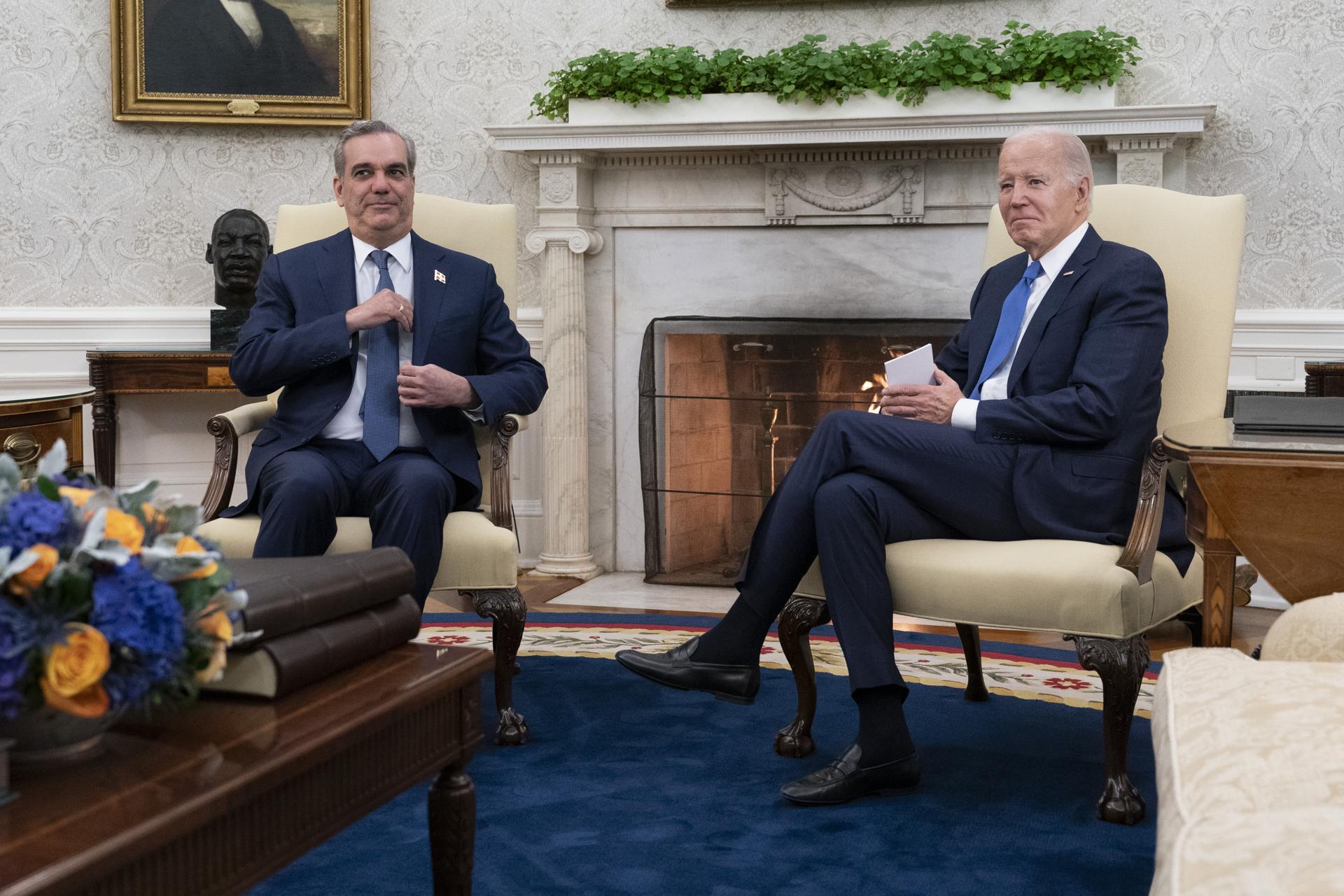 El presidente de EE.UU., Joe Biden (d) sostiene una reunión con el presidente de República Dominicana, Luis Abinader (i). EFE/EPA/Chris Kleponis / CNP / POOL
