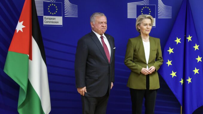 La presidenta de la Comisión Europea, Ursula von der Leyen, da la bienvenida al rey Abdalá II de Jordania, antes de su reunión en Bruselas, el 7 de noviembre de 2023. EFE/EPA/OLIVIER HOSLET
