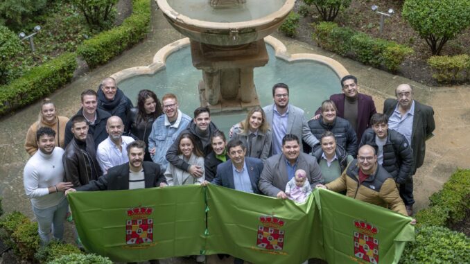 El presidente de la Diputación Provincial de Jaén,Francisco Reyes(c) y los tres cocineros ganadores de la Estrella Michelín, Juan Carlos Castillo(i); Juan José Mesa(2d) y Javier Jurado(d) posan en el patio de la Diputación con sus familiares y equipos de cocina en una recepción esta mañana tras la ultima edición de estos prestigiosos premios. EFE/José Manuel Pedrosa.
