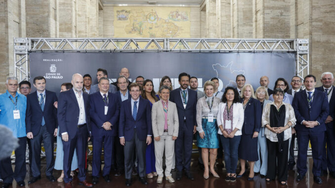 Alcaldes de 18 grandes ciudades posan durante la XX asamblea general de la Unión de las Ciudades Capitales Iberoamericanas (UCCI), hoy, en São Paulo (Brasil). EFE/Sebastiao Moreira
