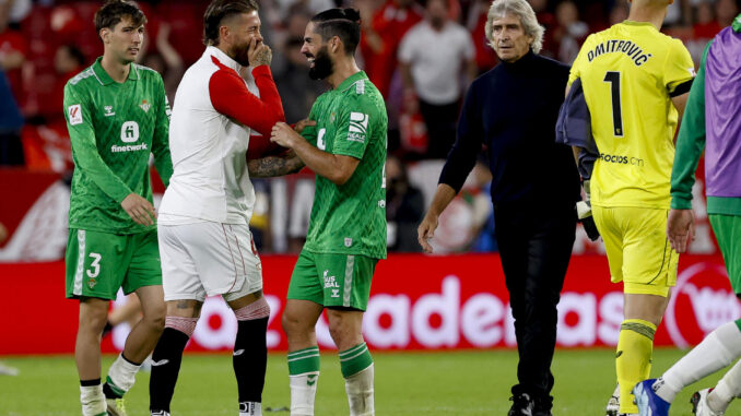 El entrenador Manuel Pellegrini (4i), al término del junto del derbi Sevilla-Betis disputado en el estadio Ramón Sánchez Pizjuán. EFE/Julio Muñoz
