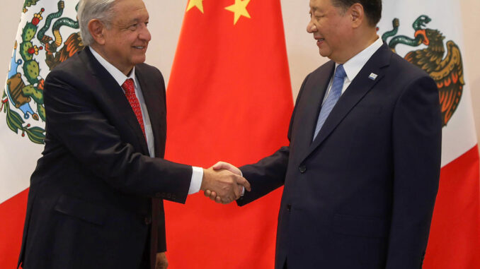 Fotografía cedida por la presidencia de México, donde se observa al mandatario mexicano, Andrés Manuel López Obrador (i), mientras saluda a su homologo de china, Xi Jinping (d), eeste 16 de noviembre de 2023.. EFE/Presidencia de México
