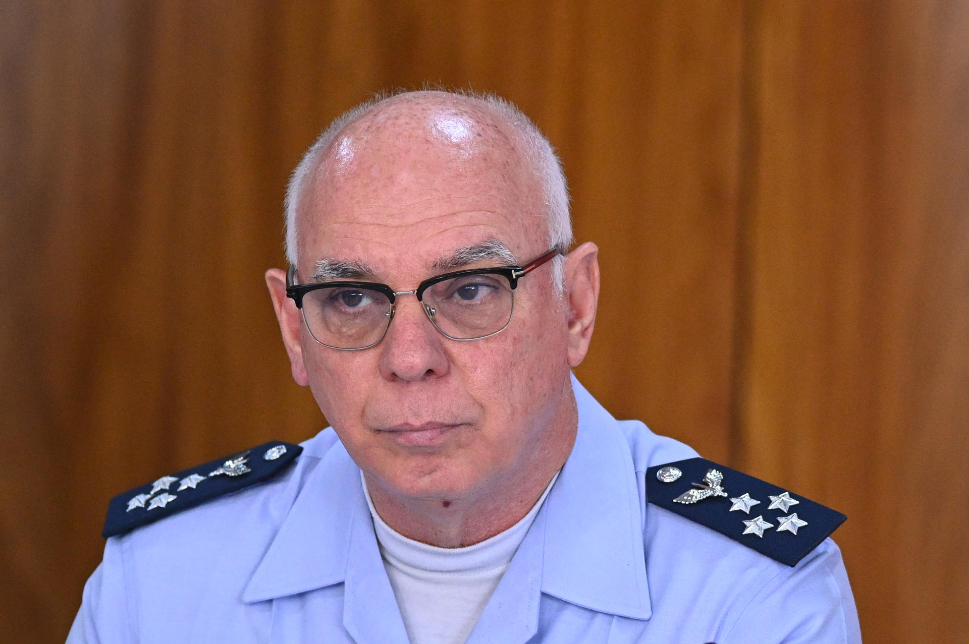 El comandante de la Fuerza Aérea de Brasil, teniente brigadier aéreo Marcelo Damasceno, fue registrado este miércoles, 1 de noviembre, durante una rueda de prensa, en el Palácio de Planalto, en BrasiIia (Brasil), donde se anunció que las Fuerzas Armadas reforzarán la seguridad en algunos puertos y aeropuertos, a fin de endurecer el combate al crimen organizado. EFE/Andre Borges
