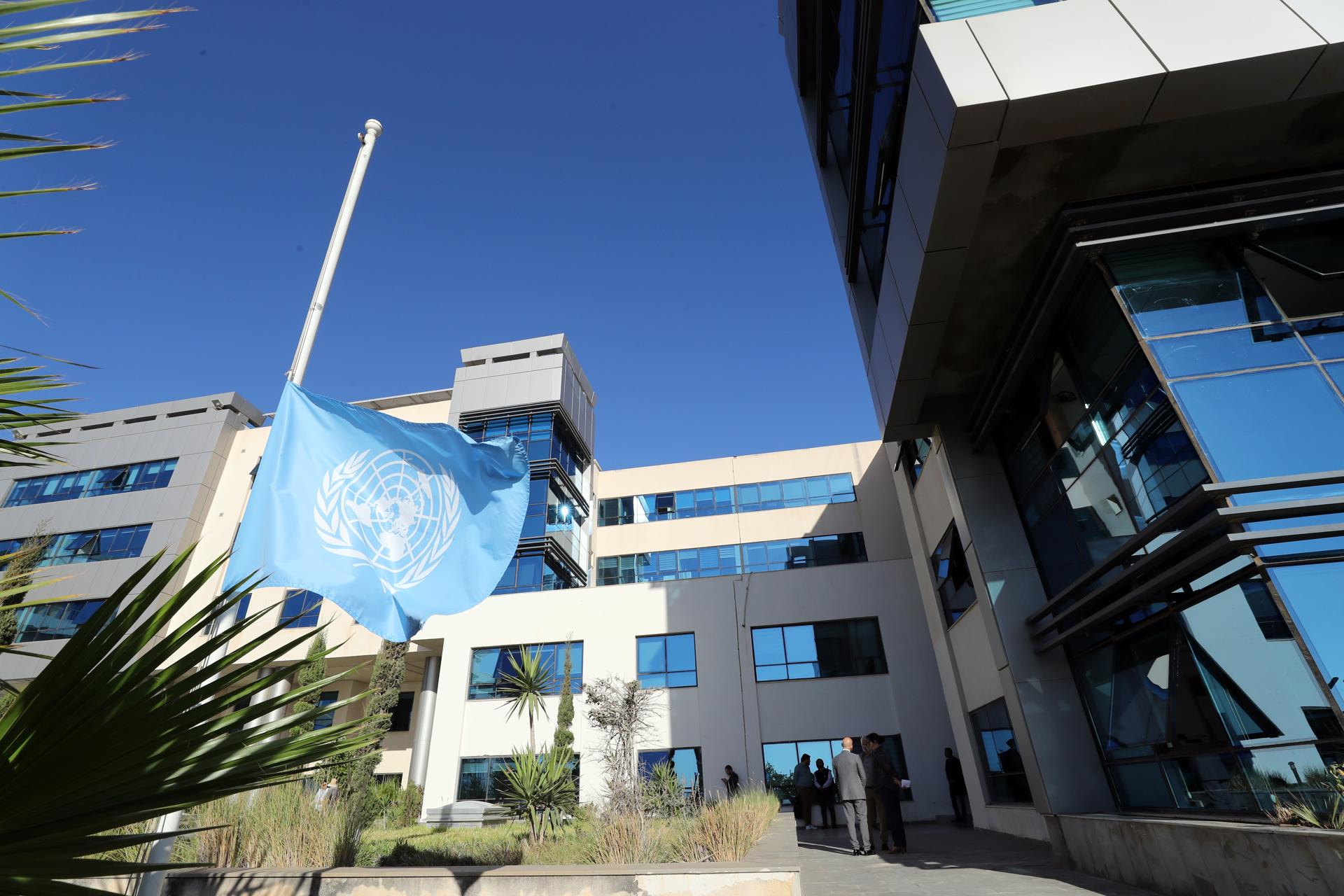 La bandera ondea a media asta en la sede de las Naciones Unidas en Túnez, el 13 de noviembre de 2023, para honrar a los trabajadores de la ONU muertos en el actual conflicto entre Israel y Hamás en Gaza. EFE/EPA/MOHAMED MESSARA
