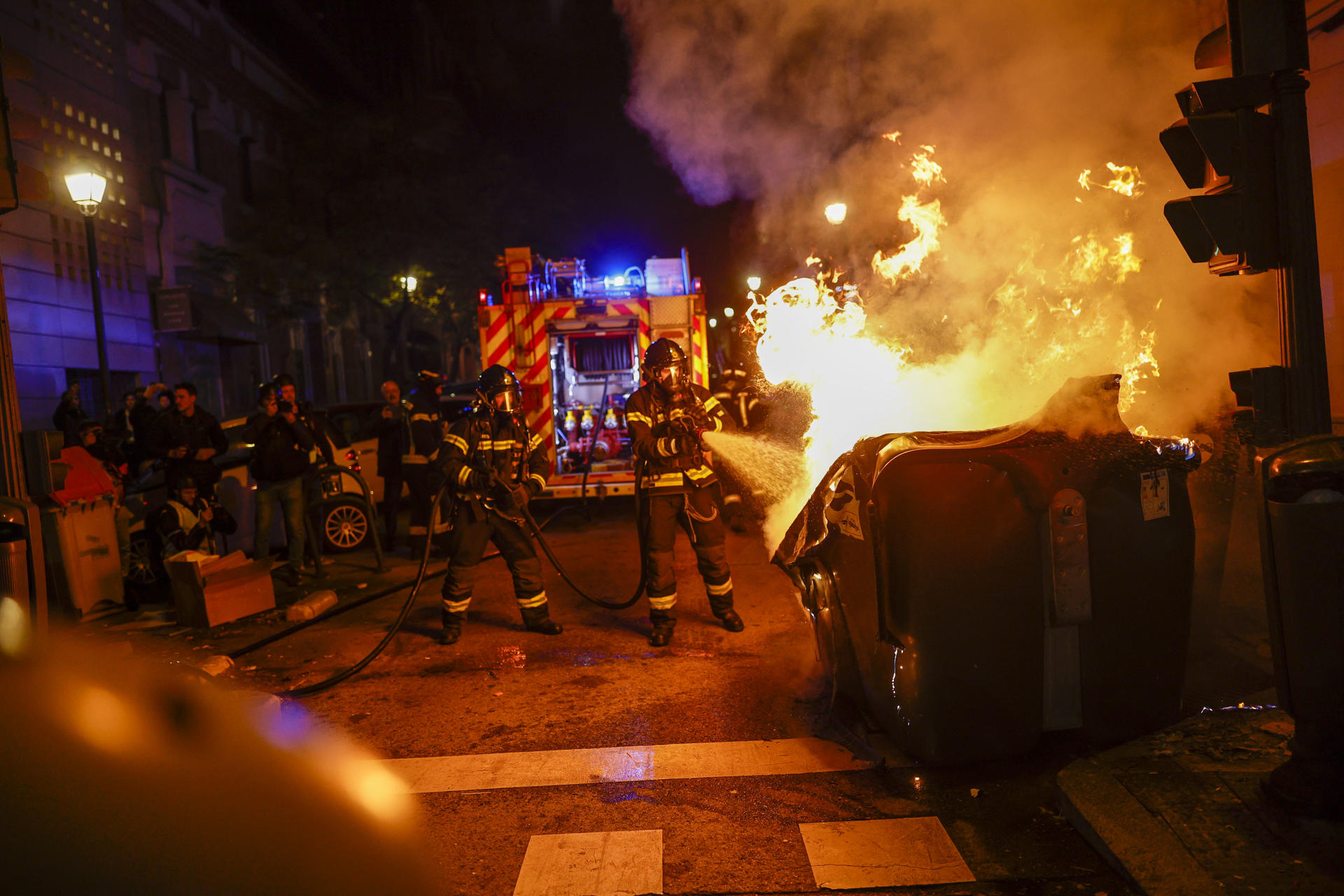 La concentración contra la amnistía convocada en las inmediaciones de la sede del PSOE en la madrileña calle de Ferraz ha desembocado, una noche más, en incidentes y cargas policiales para dispersar a los manifestantes. EFE/Rodrigo Jiménez
