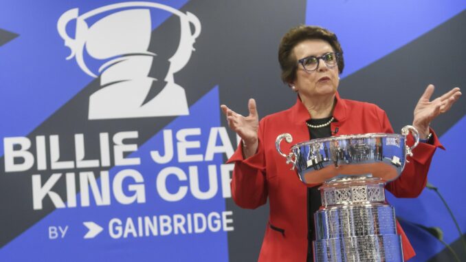 La exjugadora profesional de tenis Billie Jean King, que da nombre al campeonato posa junto a la Copa del Torneo que se está jugando en Sevilla del 7 al 12 de noviembre en el estadio de La Cartuja. EFE/ Raúl Caro.
