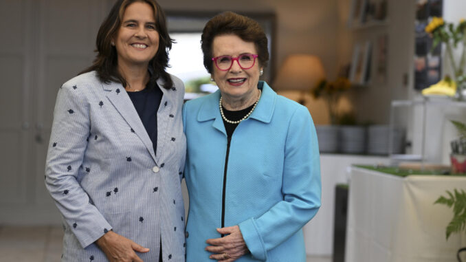 Conchita Martínez (i), directora de las finales de la Copa Billie Jean King (BJKC) que se disputarán en Sevilla, posa junto a Billy Jean King. EFE/ Paul Zimmer/BJKCfinals
