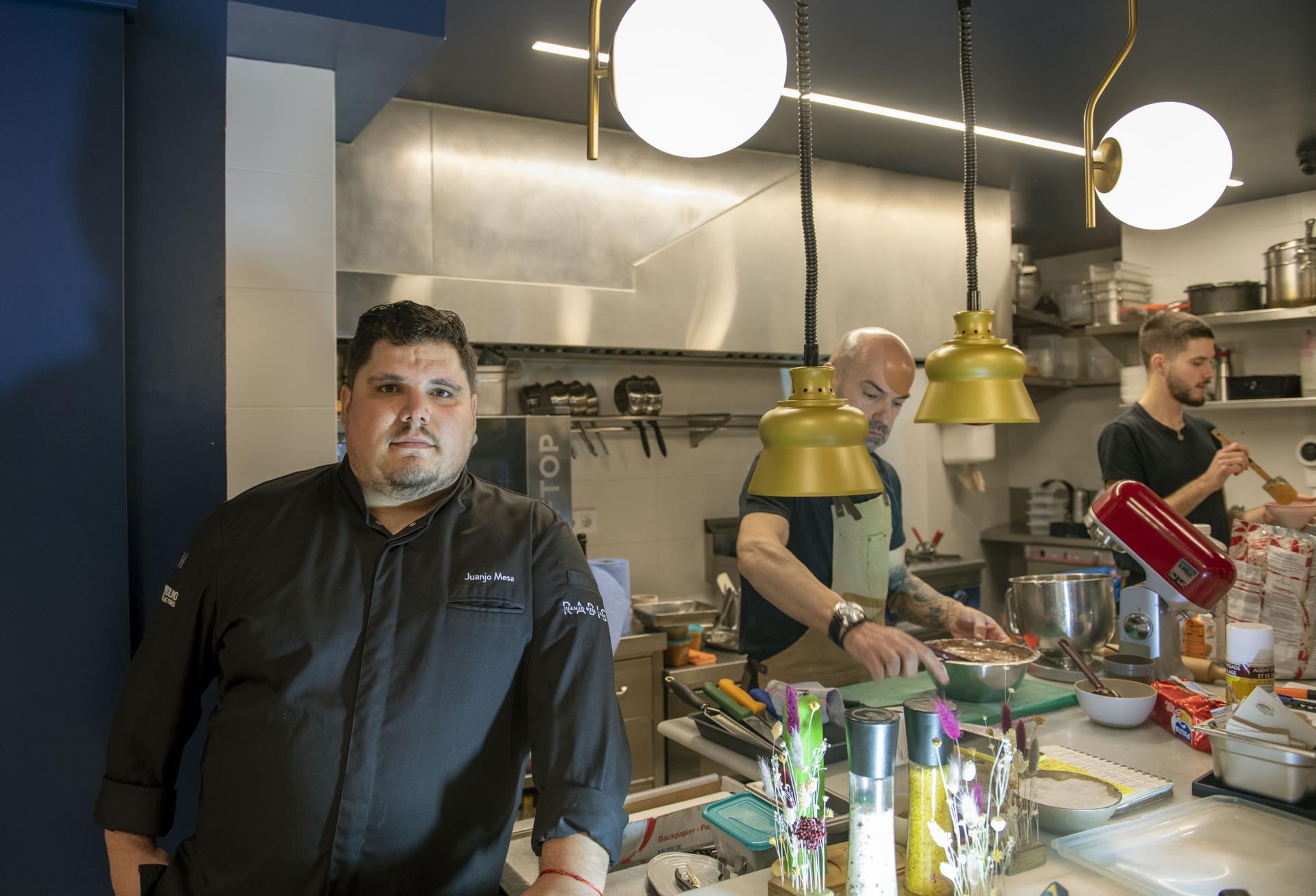 Juan José Mesa en su restaurante Radis en Jaén, tras conseguir la Estrella Michelín en la ultima edición de estos prestigiosos premios. EFE/José Manuel Pedrosa.
